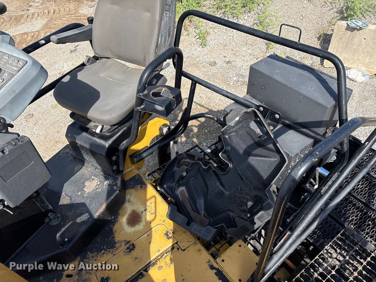 image for item EM0572 2019 Caterpillar AP 1055F paver