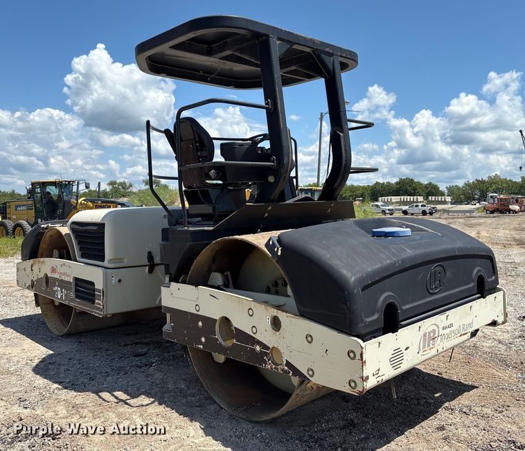 image for item EM0573 Ingersoll Rand DD118HF double drum vibratory roller