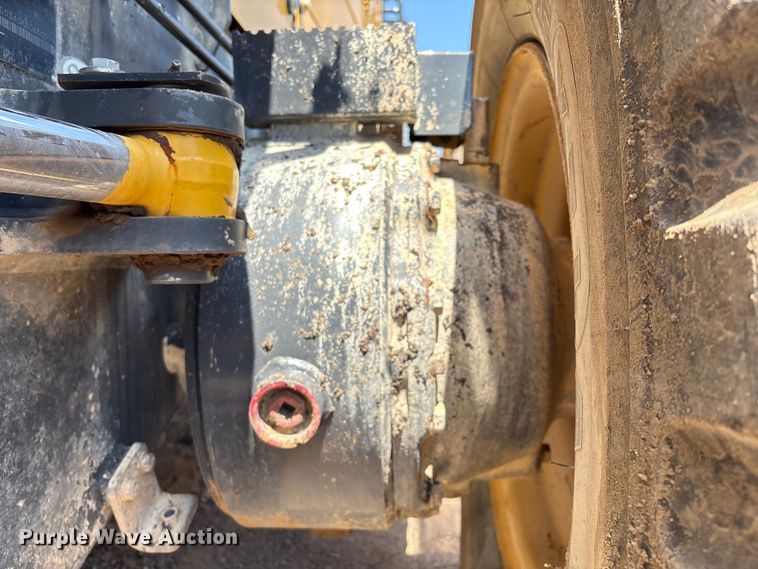 image for item EM0574 2019 Komatsu GD655-7 motor grader