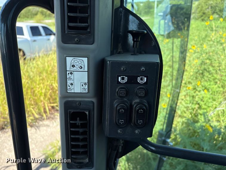 image for item EM0574 2019 Komatsu GD655-7 motor grader