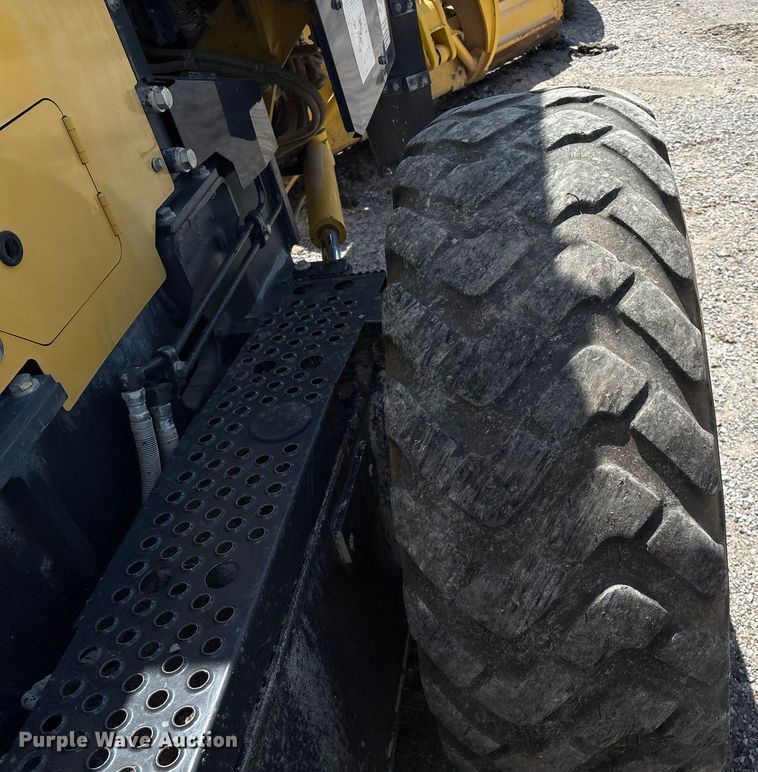 image for item EM0574 2019 Komatsu GD655-7 motor grader