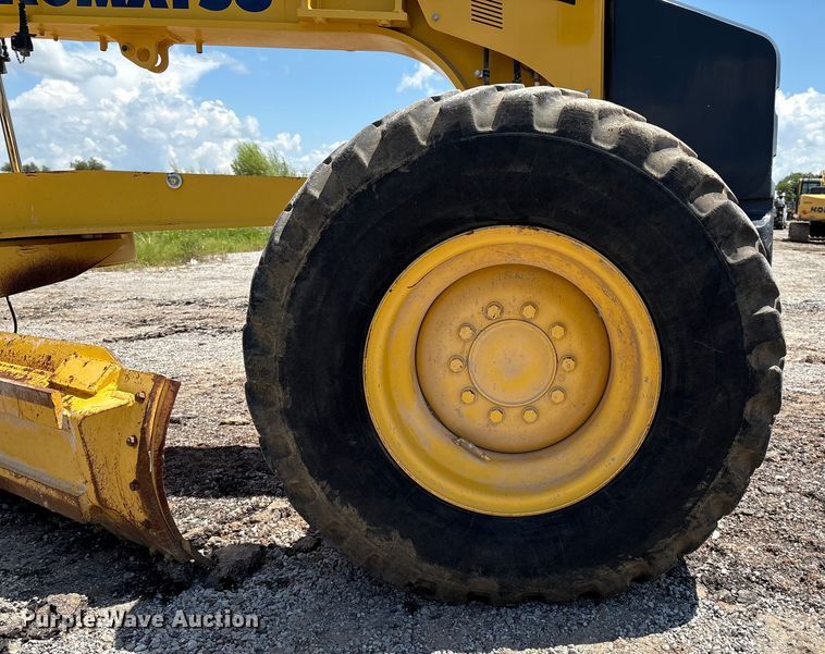 image for item EM0574 2019 Komatsu GD655-7 motor grader