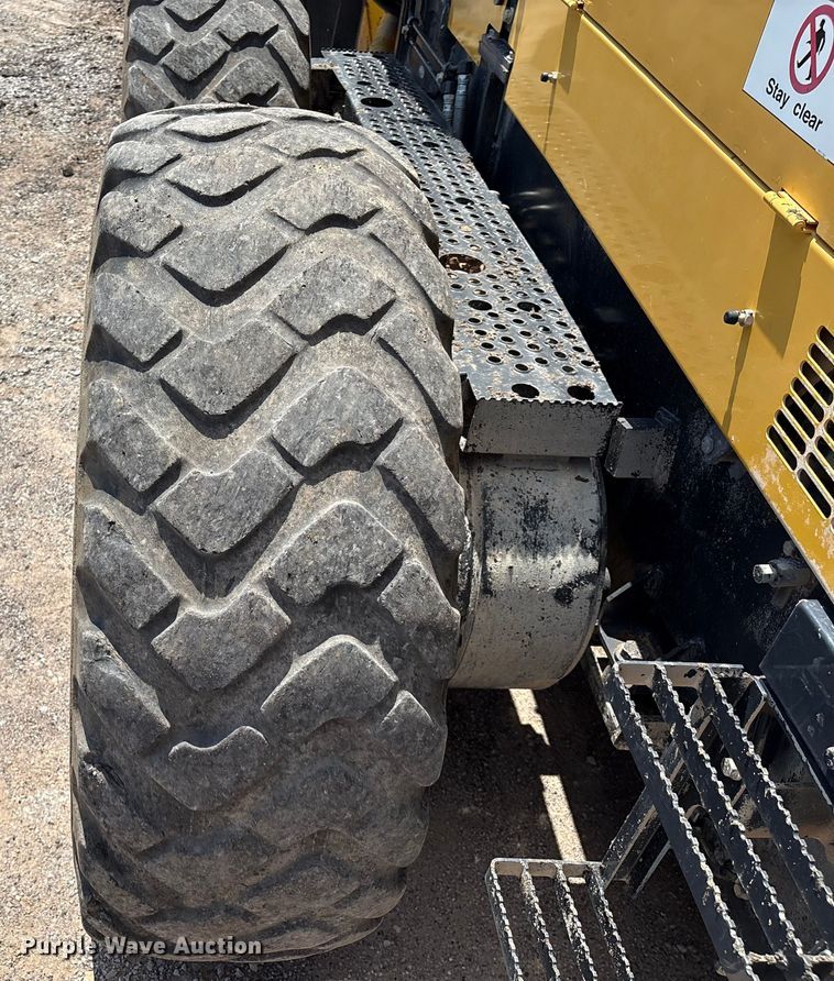 image for item EM0574 2019 Komatsu GD655-7 motor grader