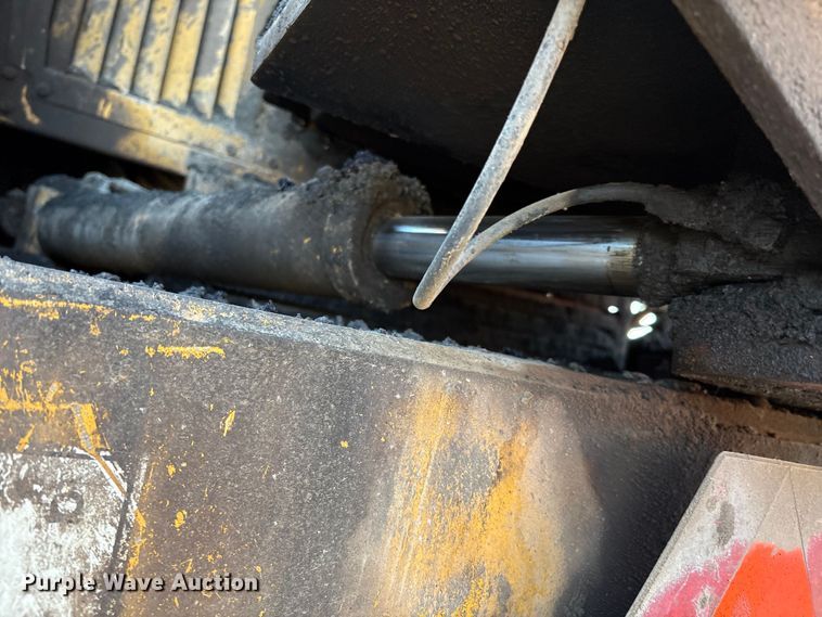 image for item EM0577 Weiler E1250B material transfer vehicle