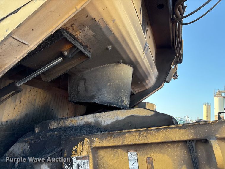 image for item EM0577 Weiler E1250B material transfer vehicle