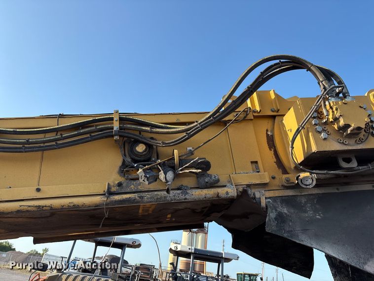 image for item EM0577 Weiler E1250B material transfer vehicle