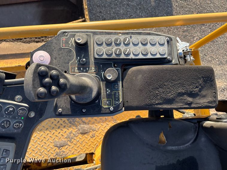 image for item EM0577 Weiler E1250B material transfer vehicle