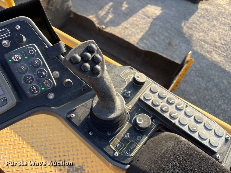 image for item EM0577 Weiler E1250B material transfer vehicle