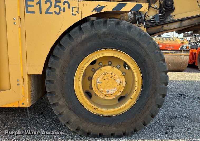 image for item EM0577 Weiler E1250B material transfer vehicle