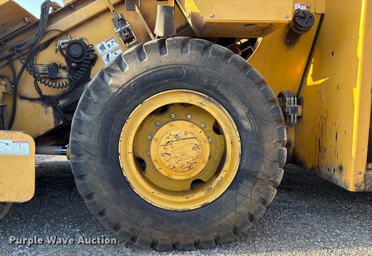 image for item EM0577 Weiler E1250B material transfer vehicle