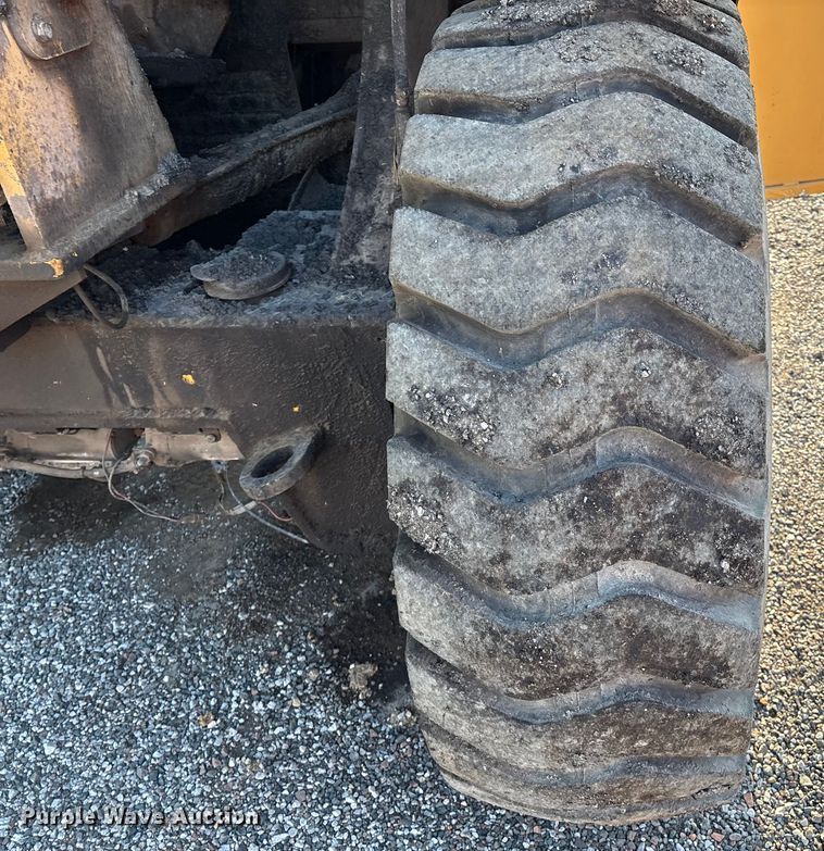 image for item EM0577 Weiler E1250B material transfer vehicle