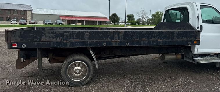 image for item EM2219 2005 GMC C5500 flatbed truck