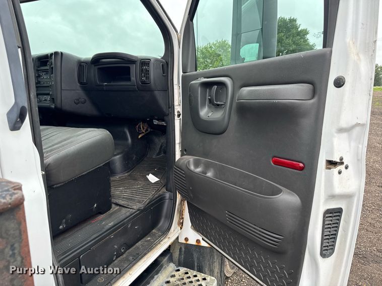 image for item EM2219 2005 GMC C5500 flatbed truck