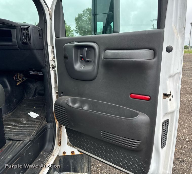 image for item EM2219 2005 GMC C5500 flatbed truck