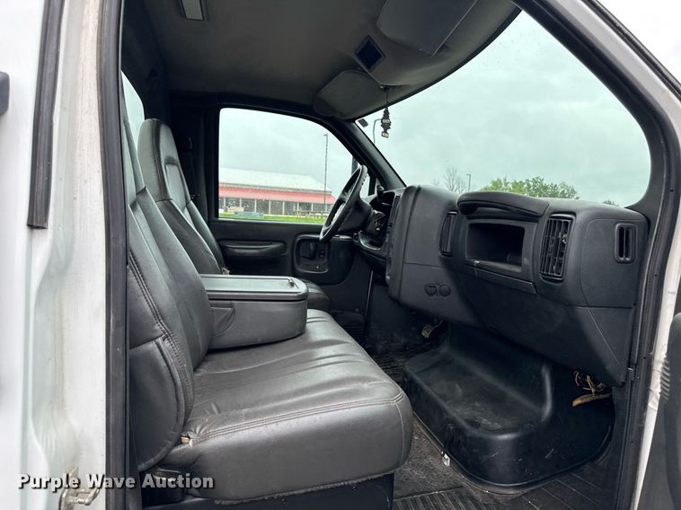 image for item EM2219 2005 GMC C5500 flatbed truck