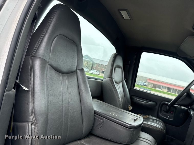 image for item EM2219 2005 GMC C5500 flatbed truck