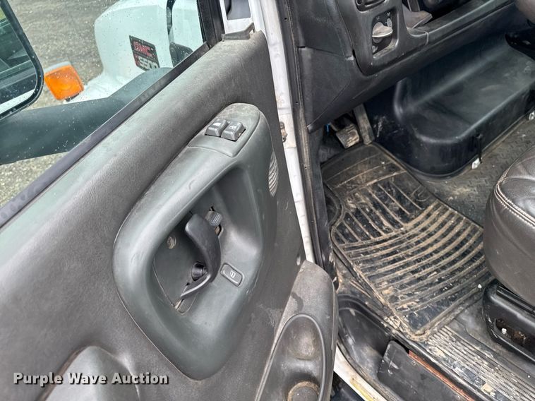 image for item EM2219 2005 GMC C5500 flatbed truck