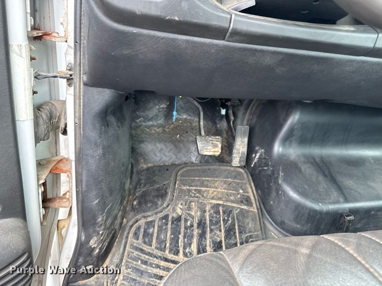 image for item EM2219 2005 GMC C5500 flatbed truck