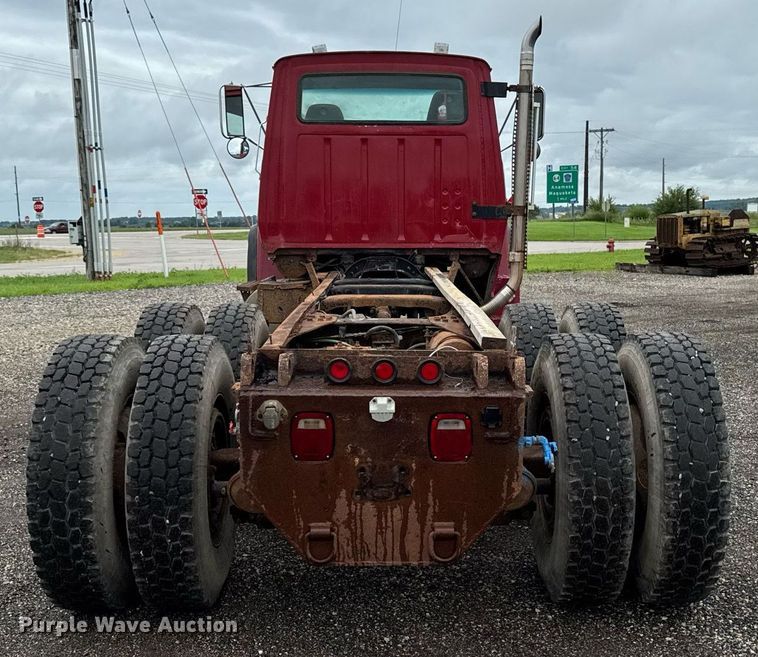 image for item EM2220 1995 Ford LT8000 truck cab and chassis