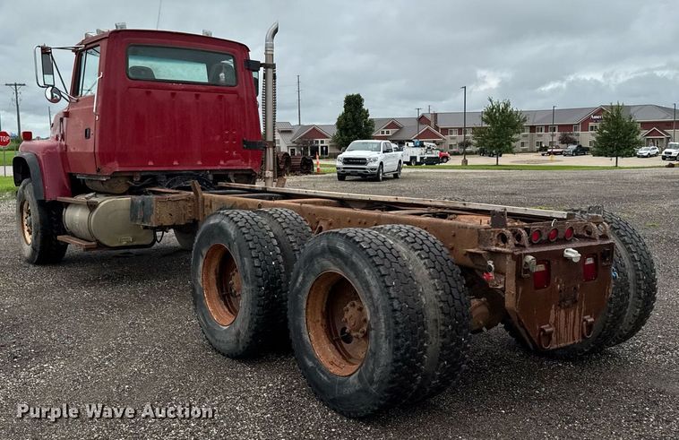 image for item EM2220 1995 Ford LT8000 truck cab and chassis