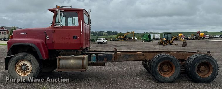 image for item EM2220 1995 Ford LT8000 truck cab and chassis