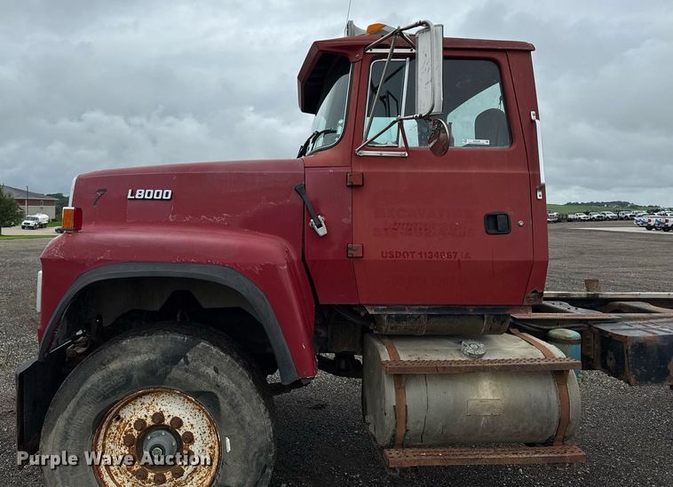 image for item EM2220 1995 Ford LT8000 truck cab and chassis