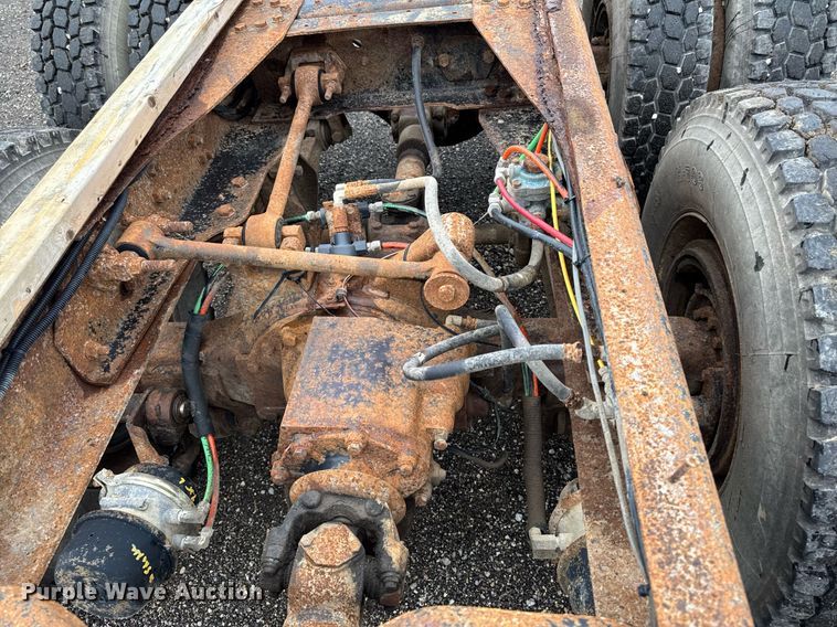 image for item EM2220 1995 Ford LT8000 truck cab and chassis