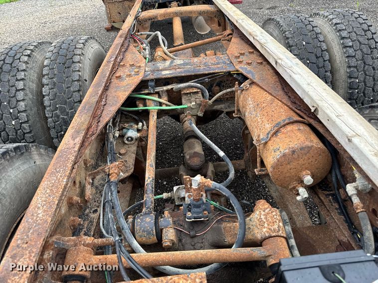 image for item EM2220 1995 Ford LT8000 truck cab and chassis