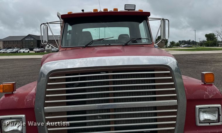 image for item EM2220 1995 Ford LT8000 truck cab and chassis