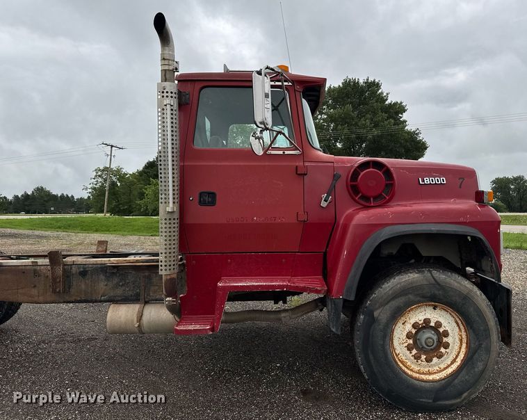 image for item EM2220 1995 Ford LT8000 truck cab and chassis