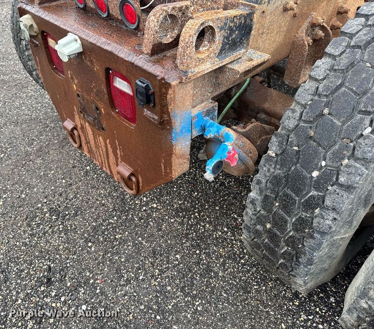 image for item EM2220 1995 Ford LT8000 truck cab and chassis