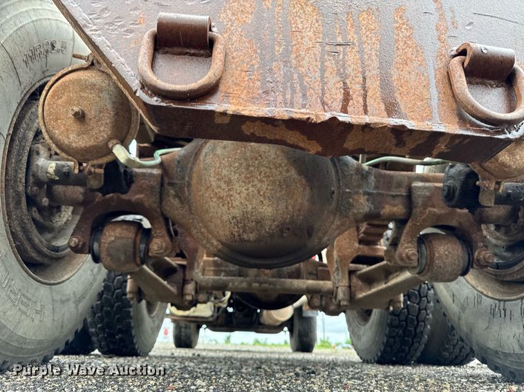 image for item EM2220 1995 Ford LT8000 truck cab and chassis