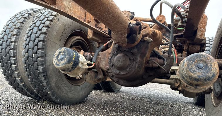 image for item EM2220 1995 Ford LT8000 truck cab and chassis