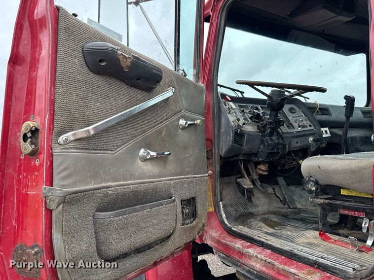 image for item EM2220 1995 Ford LT8000 truck cab and chassis