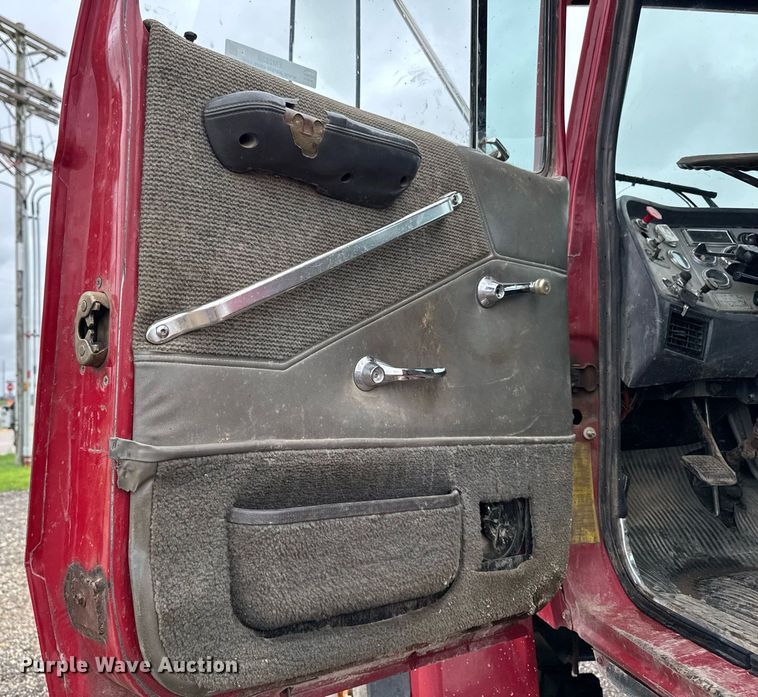 image for item EM2220 1995 Ford LT8000 truck cab and chassis