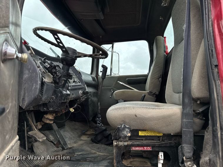 image for item EM2220 1995 Ford LT8000 truck cab and chassis