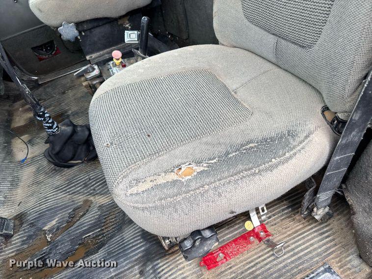 image for item EM2220 1995 Ford LT8000 truck cab and chassis