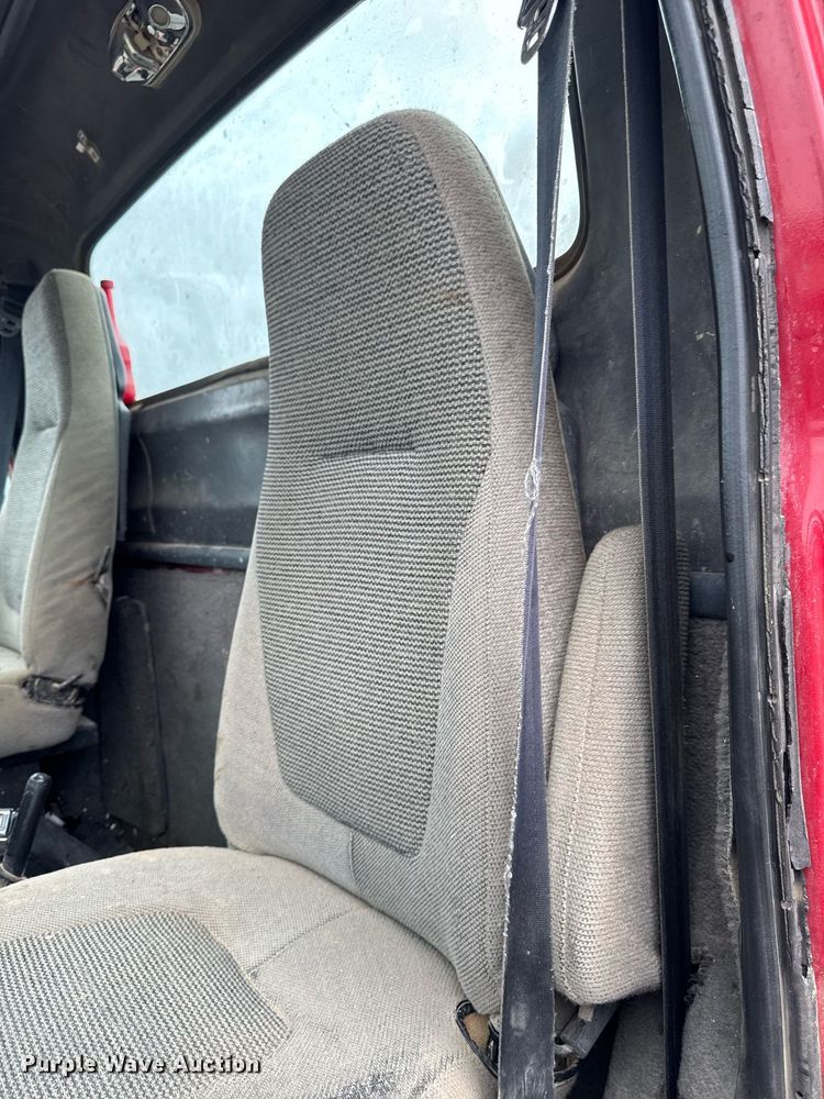 image for item EM2220 1995 Ford LT8000 truck cab and chassis