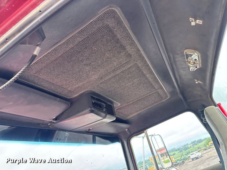 image for item EM2220 1995 Ford LT8000 truck cab and chassis