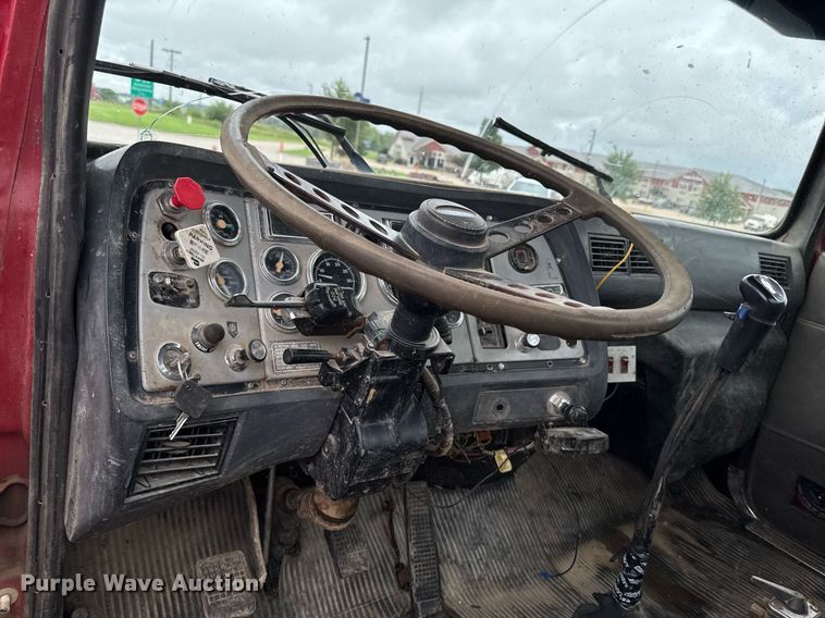 image for item EM2220 1995 Ford LT8000 truck cab and chassis