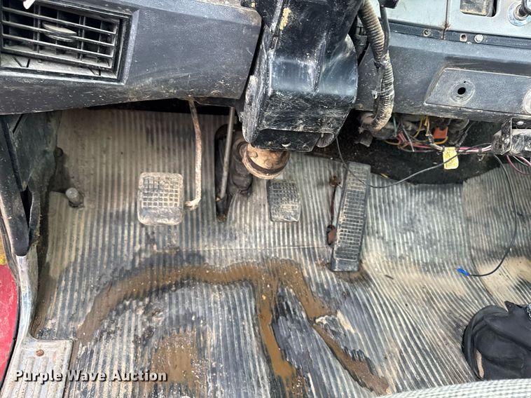 image for item EM2220 1995 Ford LT8000 truck cab and chassis