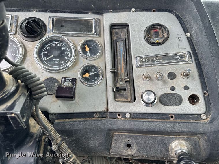 image for item EM2220 1995 Ford LT8000 truck cab and chassis