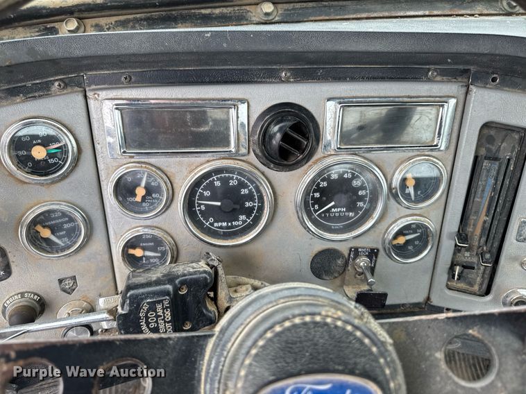 image for item EM2220 1995 Ford LT8000 truck cab and chassis