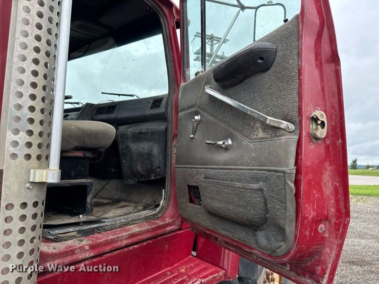 image for item EM2220 1995 Ford LT8000 truck cab and chassis