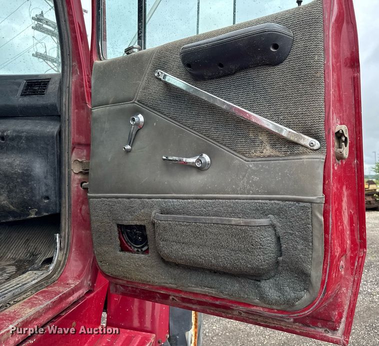 image for item EM2220 1995 Ford LT8000 truck cab and chassis