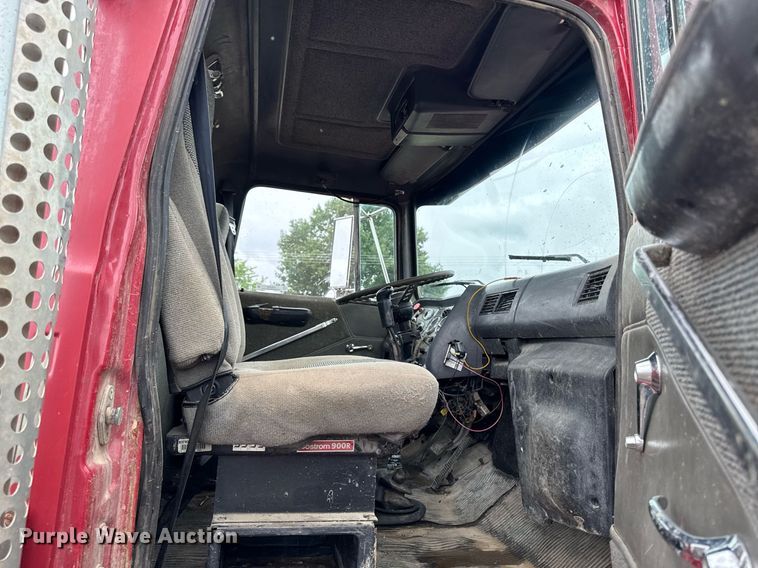 image for item EM2220 1995 Ford LT8000 truck cab and chassis