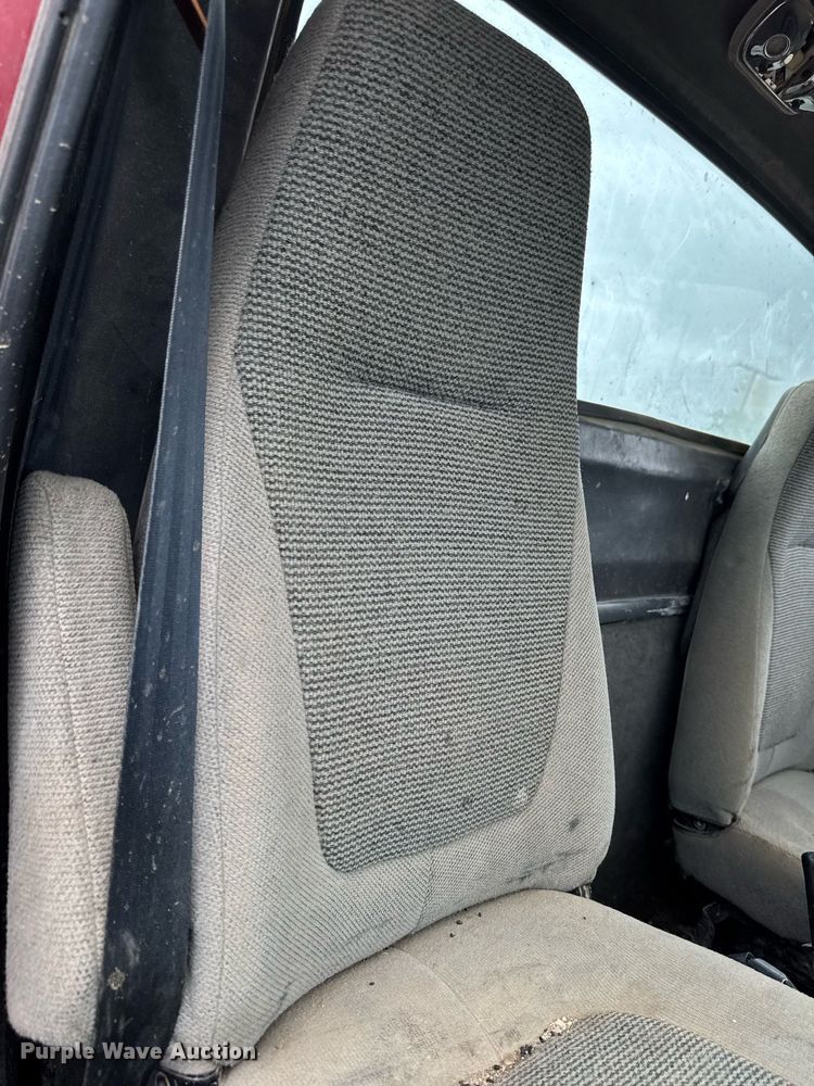 image for item EM2220 1995 Ford LT8000 truck cab and chassis