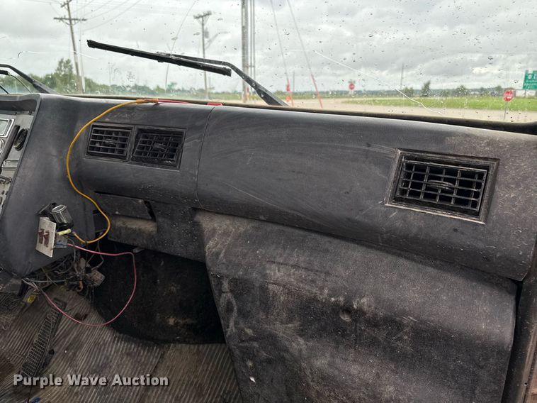 image for item EM2220 1995 Ford LT8000 truck cab and chassis