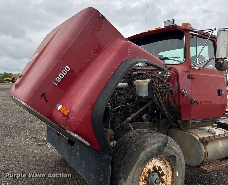 image for item EM2220 1995 Ford LT8000 truck cab and chassis
