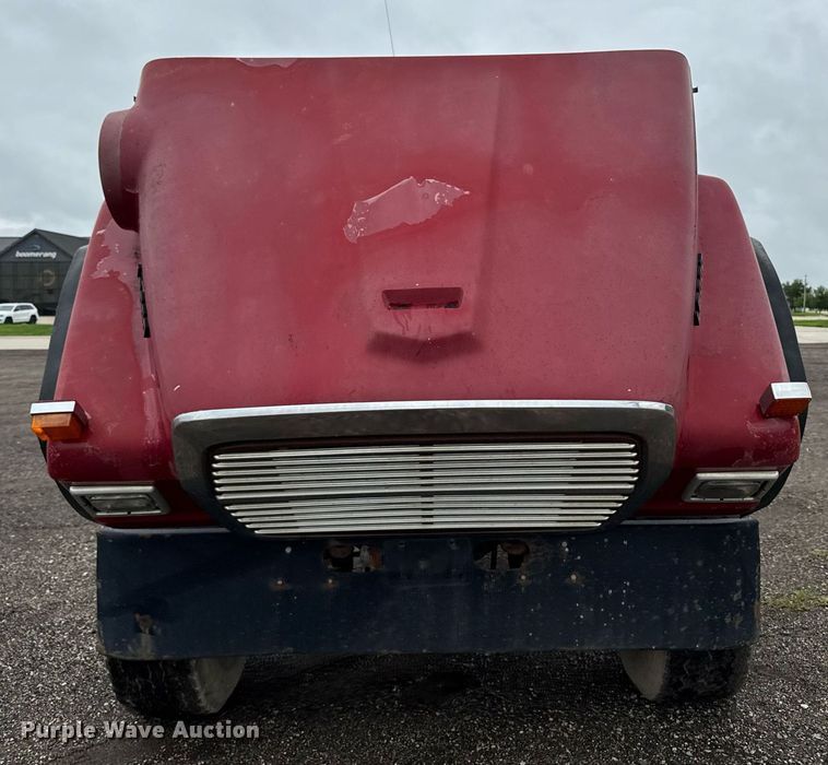 image for item EM2220 1995 Ford LT8000 truck cab and chassis